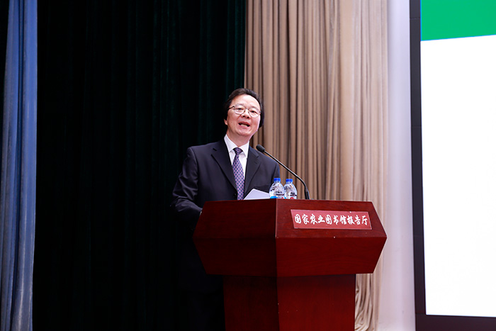 农业农村部党组成员、中国农业科学院院长唐华俊做主旨报告.jpg 农业农村部党组成员、中国农业科学院院长唐华俊做主旨报告.jpg